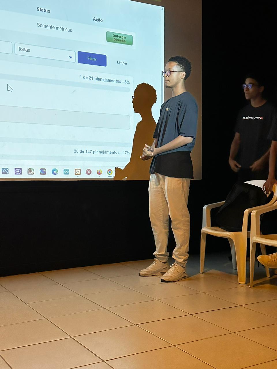 Aluno apresentando métricas do sistema EducaTech