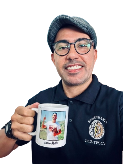 Tarso Melo com uma caneca personalizada