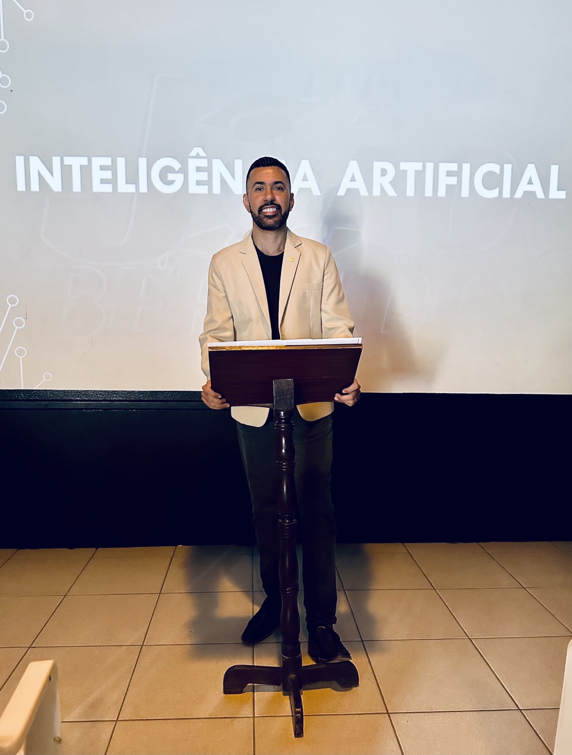 Tarso Melo em palestra sobre Inteligência Artificial
